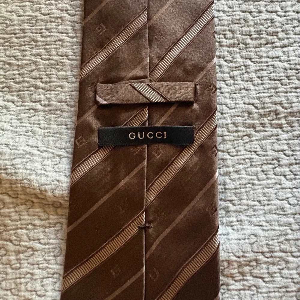 Gucci Mens Brown Silk Diagonal Stripe G Logo Jacquard Necktie Made in Italy